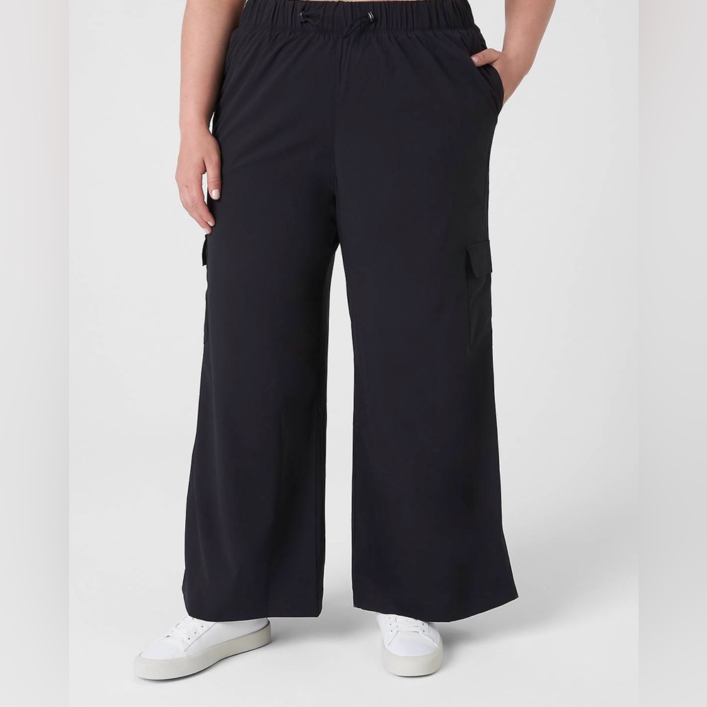 Lane Bryant LIVI Stretch Woven Wide Leg Cargo Pant. Size 18/20